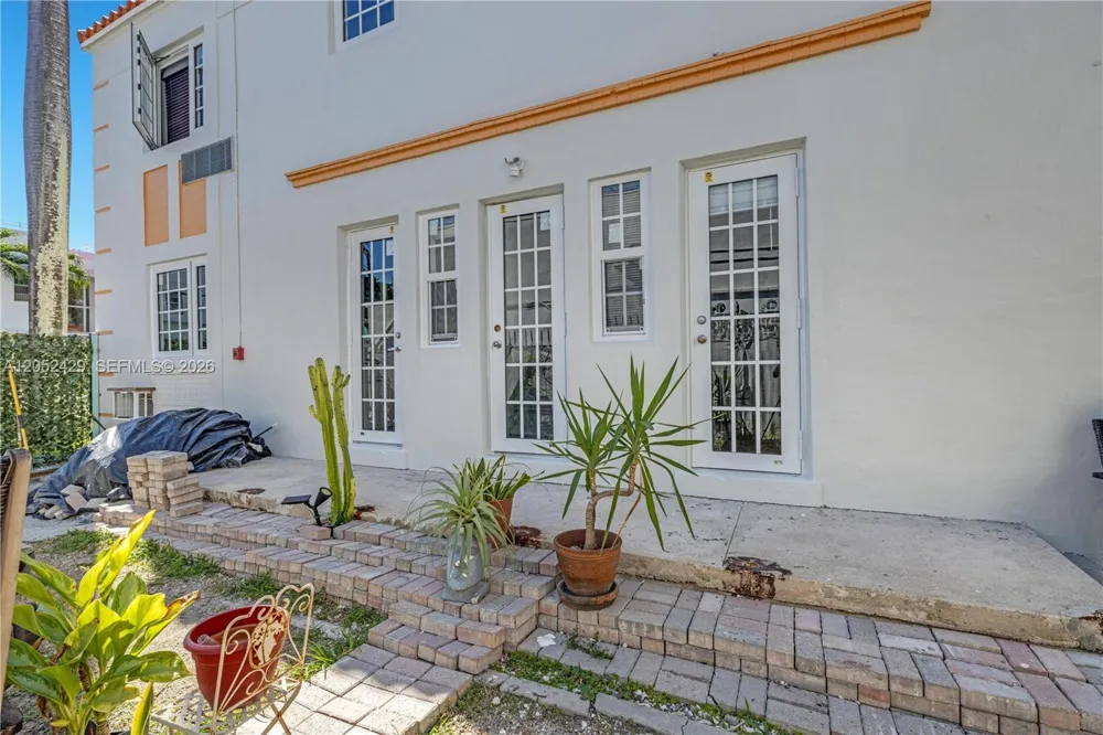 439 15th St #2 Miami Beach, FL 33139