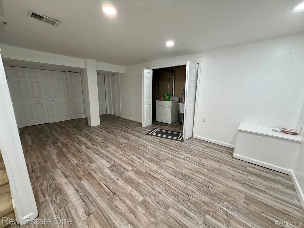 1930 Alexander Drive Westland City, MI 48186
