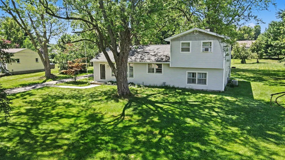 2463 Kinney Avenue NW Walker City, MI 49534