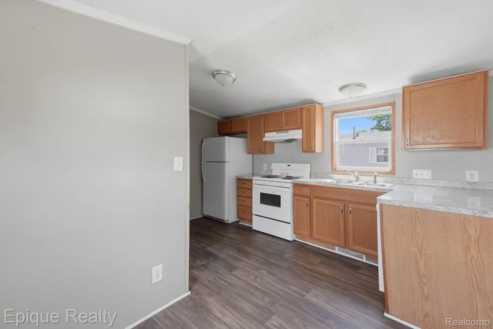 17121 Julie Drive Springfield Charter Township, MI 48350