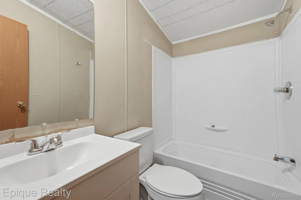 17121 Julie Drive Springfield Charter Township, MI 48350