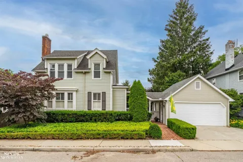 357 ROOSEVELT Pl. Place