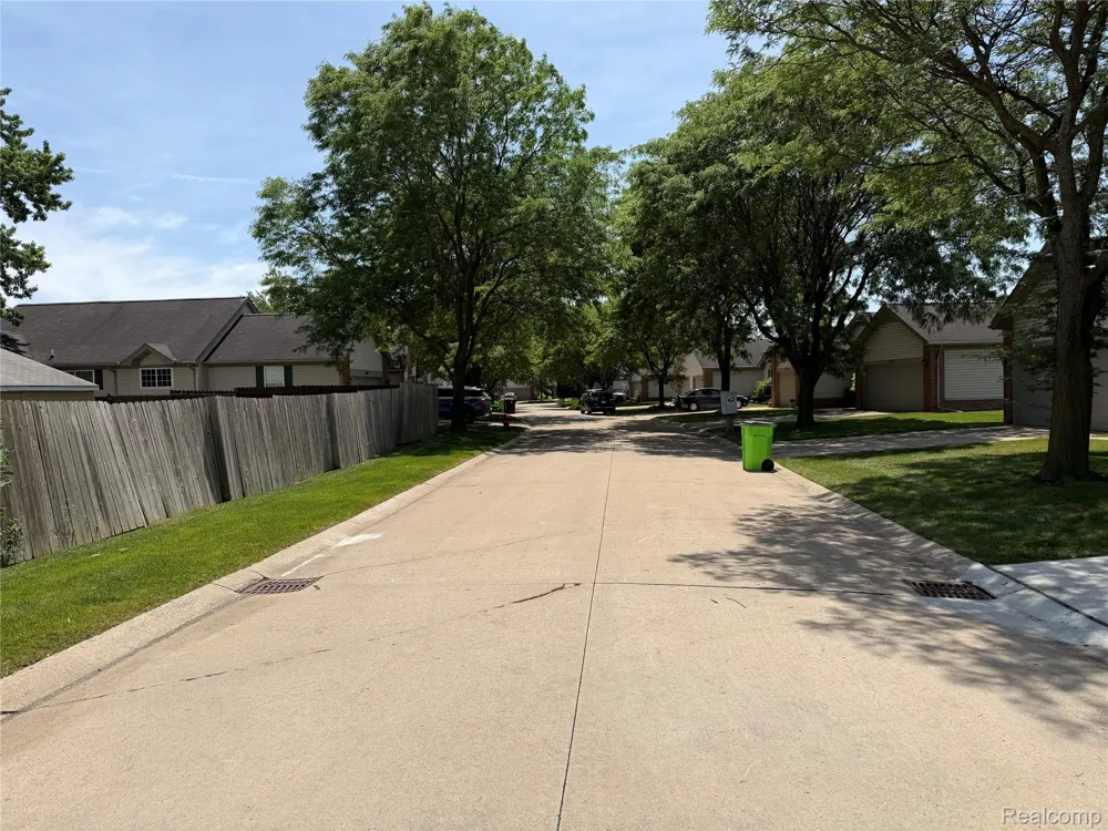 29965 Kenwood Court Roseville City, MI 48066