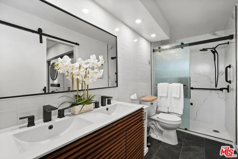 11230 Peach Grove Street #208 Los Angeles, CA 91601