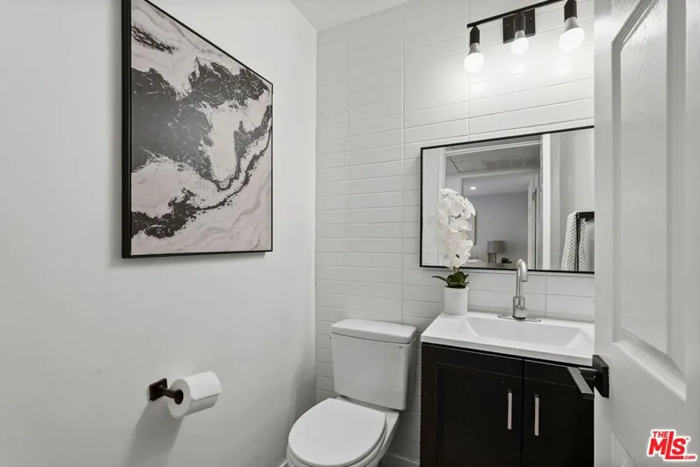 11230 Peach Grove Street #208 Los Angeles, CA 91601