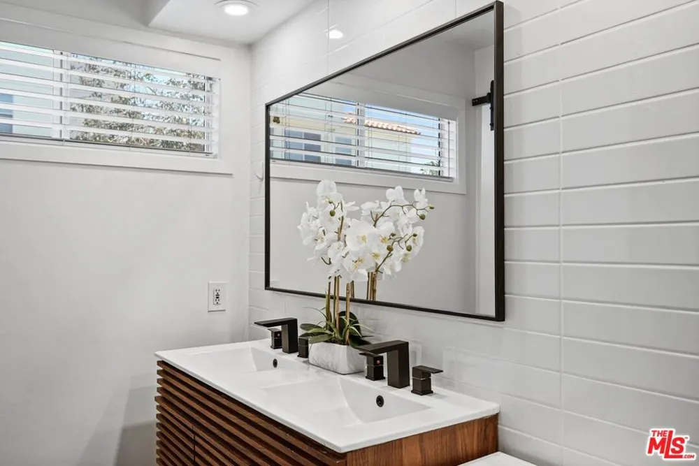11230 Peach Grove Street #208 Los Angeles, CA 91601