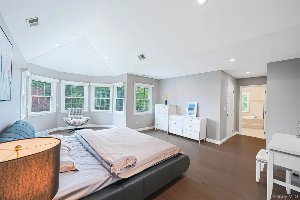 8 Parkview Drive Jericho, NY 11753