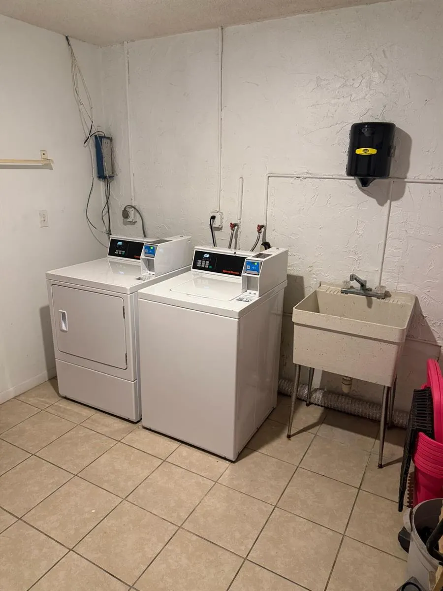 5545 Lakewood Circle #425 Margate, FL 33063