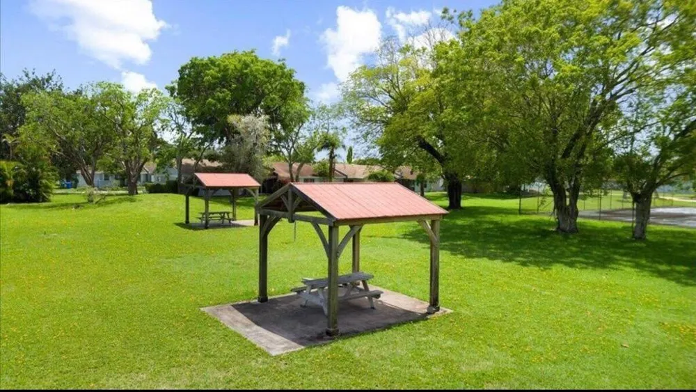 5545 Lakewood Circle #425 Margate, FL 33063