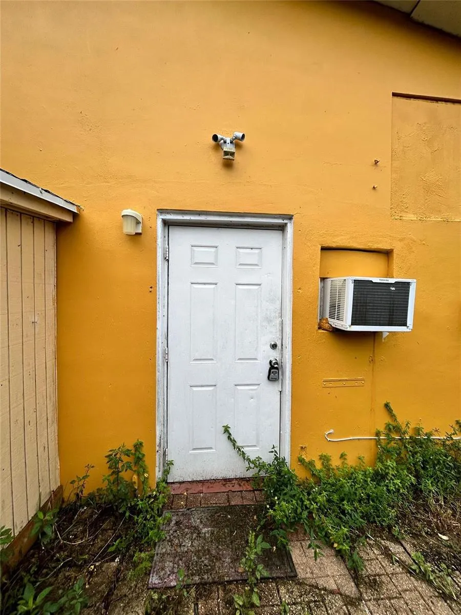 112 Newton Road #Back West Park, FL 33023