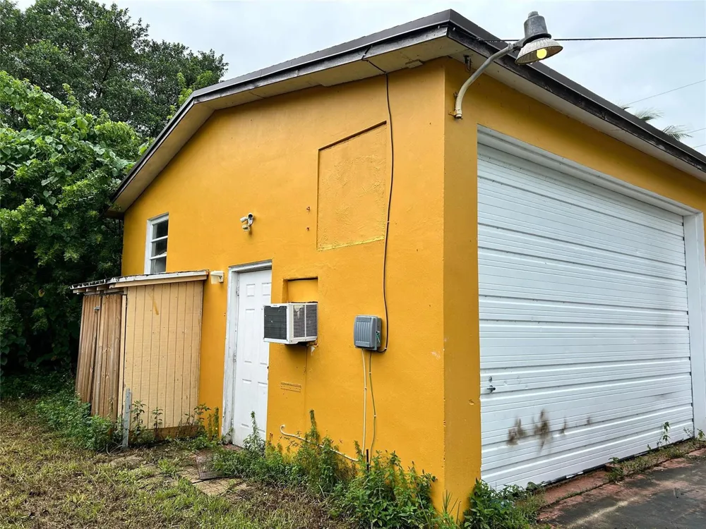 112 Newton Road #Back West Park, FL 33023