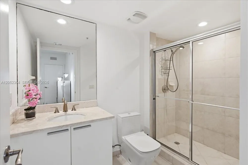 14951 Royal Oaks Ln #402 North Miami, FL 33181