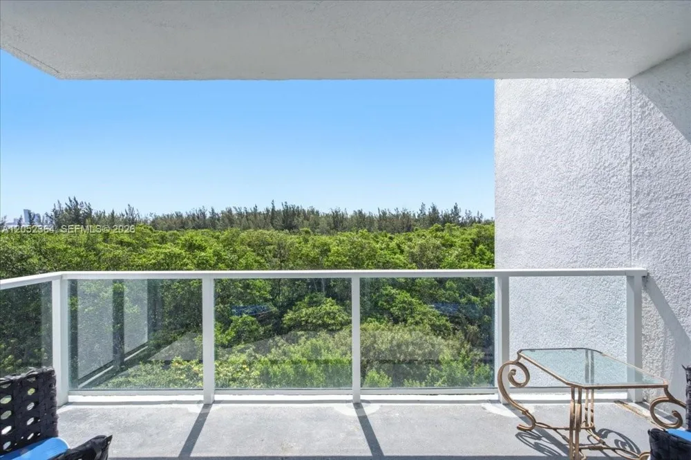 14951 Royal Oaks Ln #402 North Miami, FL 33181