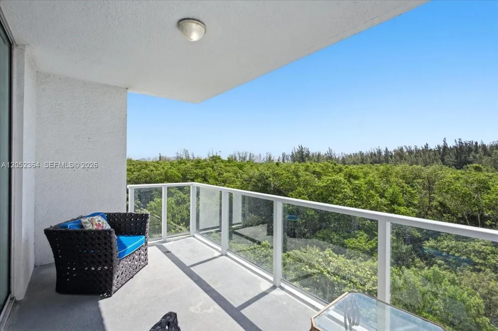 14951 Royal Oaks Ln #402 North Miami, FL 33181
