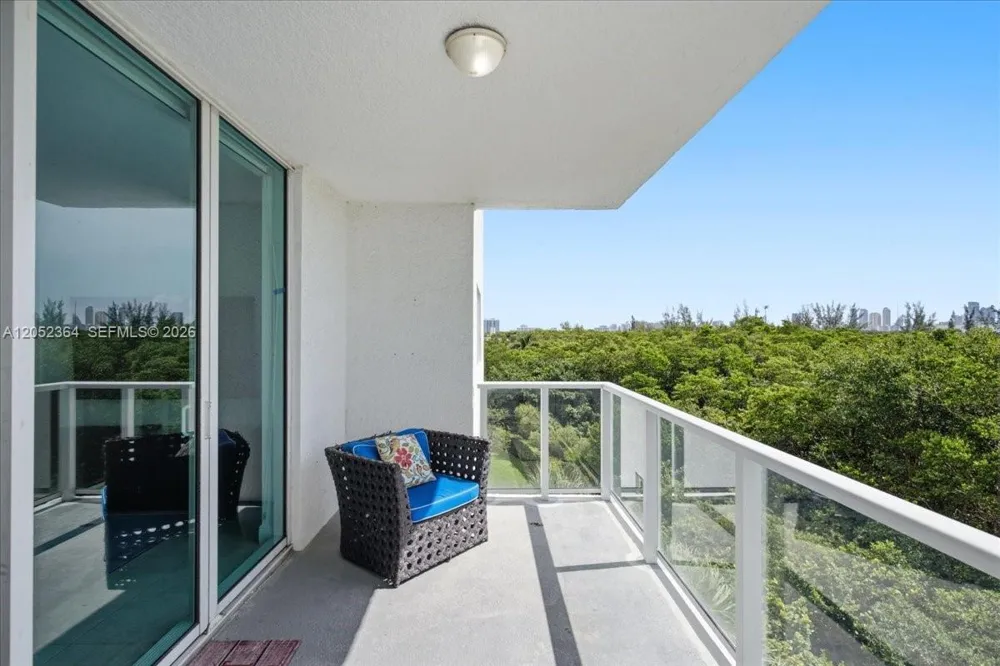 14951 Royal Oaks Ln #402 North Miami, FL 33181