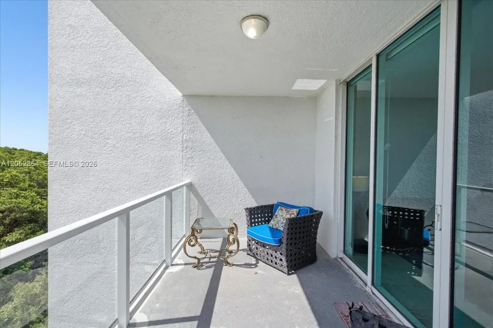 14951 Royal Oaks Ln #402 North Miami, FL 33181