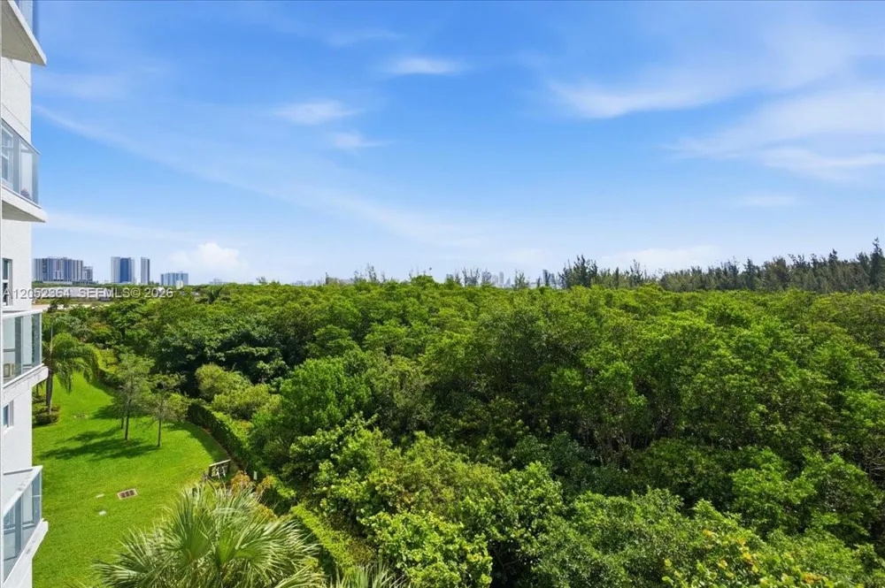 14951 Royal Oaks Ln #402 North Miami, FL 33181