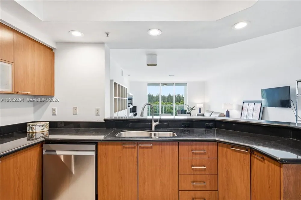 14951 Royal Oaks Ln #402 North Miami, FL 33181