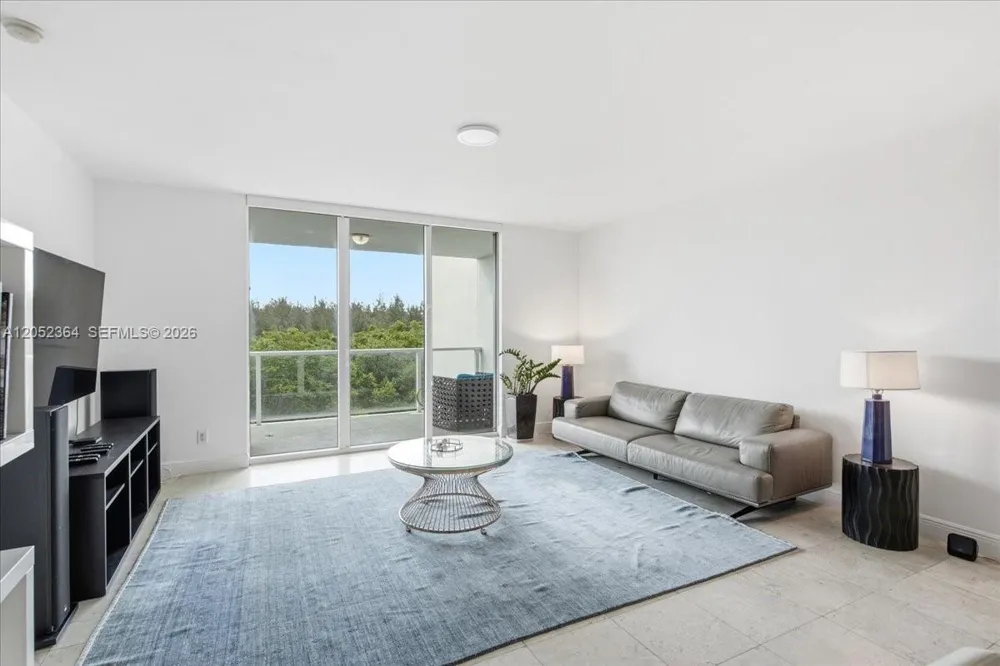14951 Royal Oaks Ln #402 North Miami, FL 33181