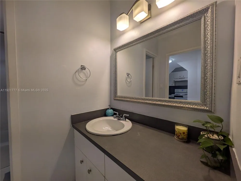 100 Lincoln Rd #904 Miami Beach, FL 33139
