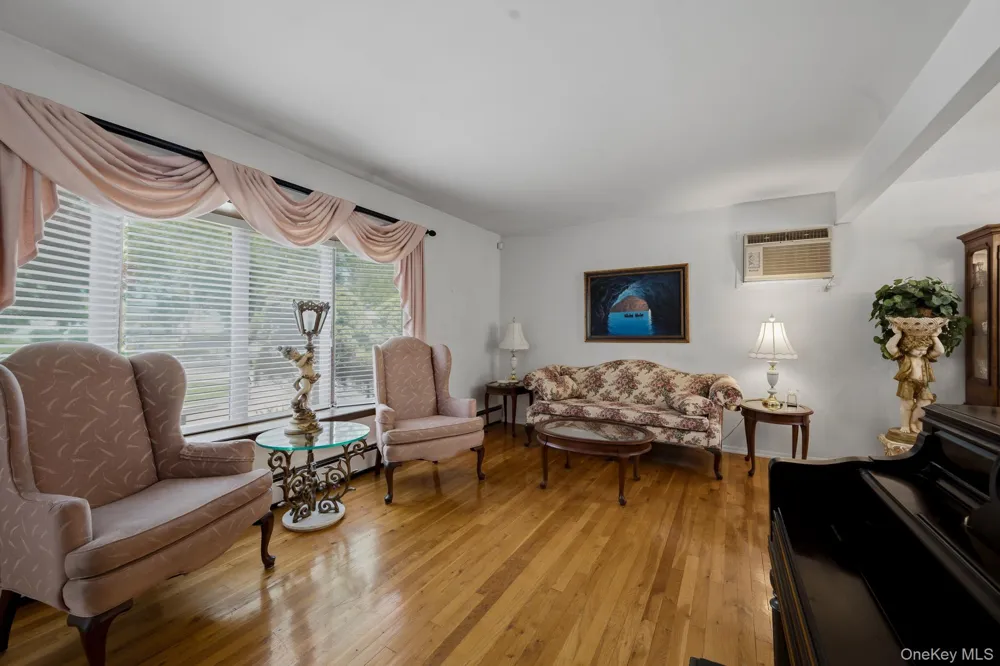 10 Arcadia Drive Dix Hills, NY 11746