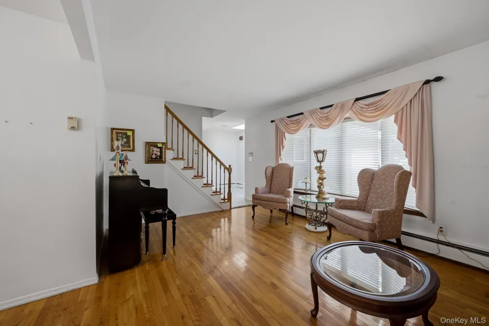 10 Arcadia Drive Dix Hills, NY 11746