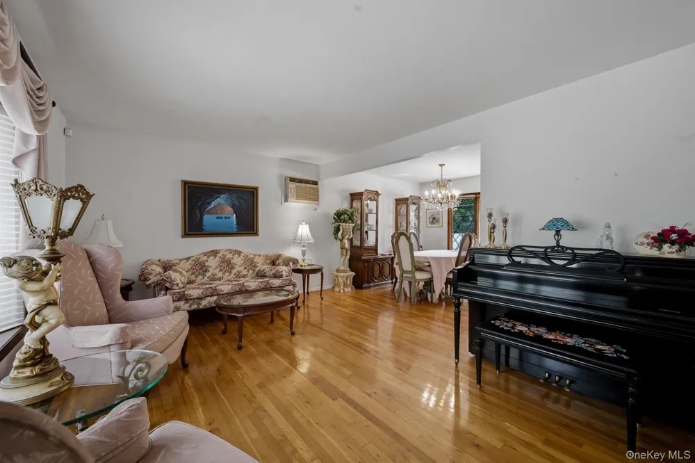 10 Arcadia Drive Dix Hills, NY 11746