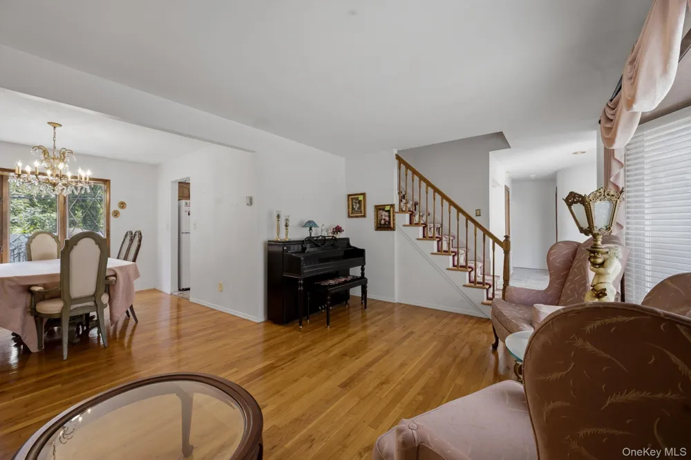 10 Arcadia Drive Dix Hills, NY 11746