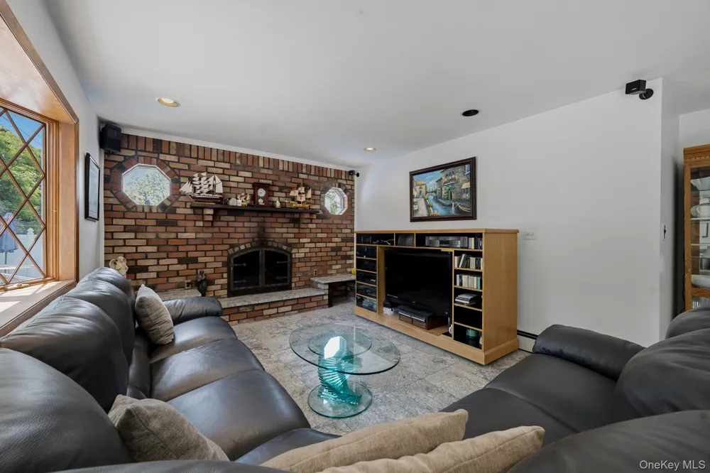 10 Arcadia Drive Dix Hills, NY 11746