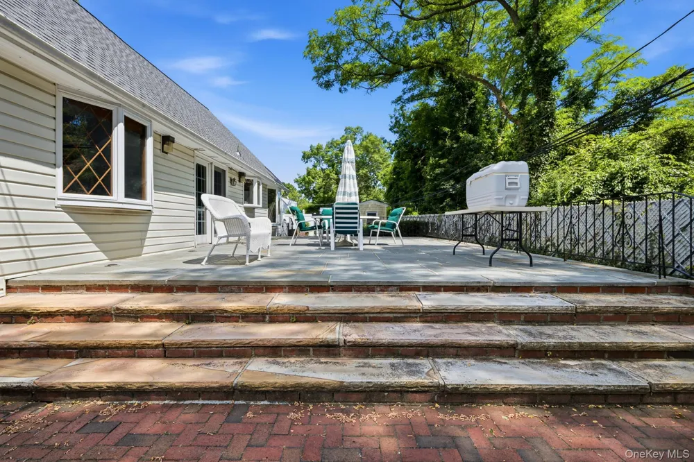 10 Arcadia Drive Dix Hills, NY 11746