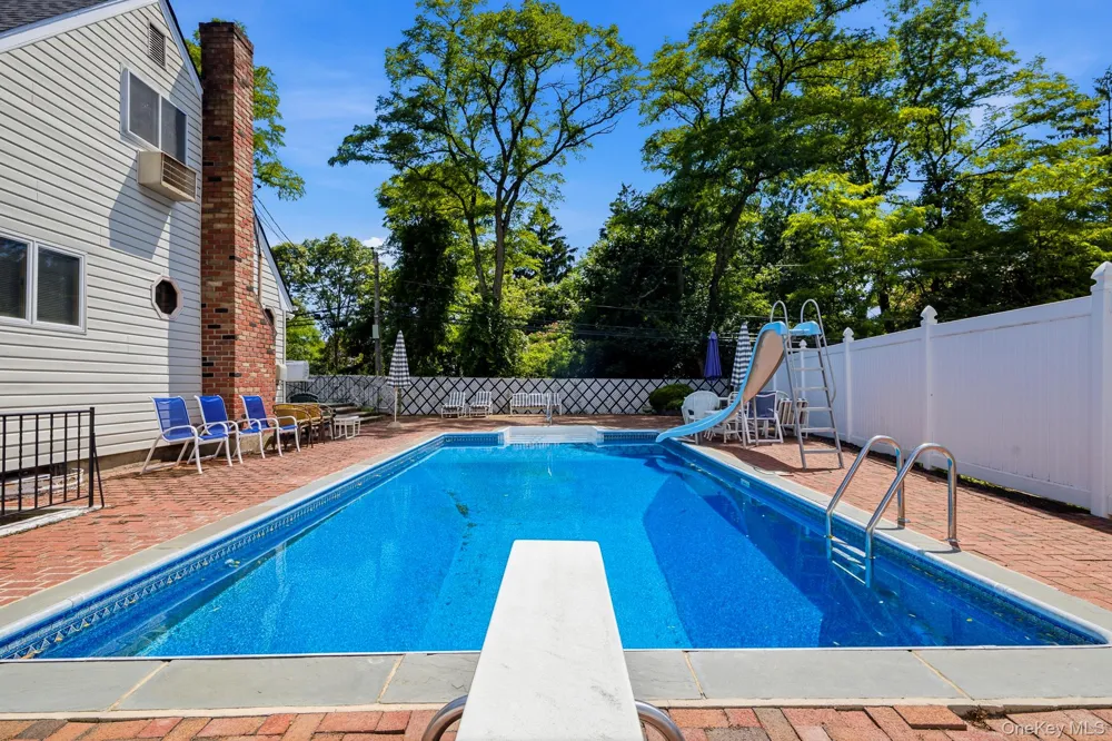 10 Arcadia Drive Dix Hills, NY 11746