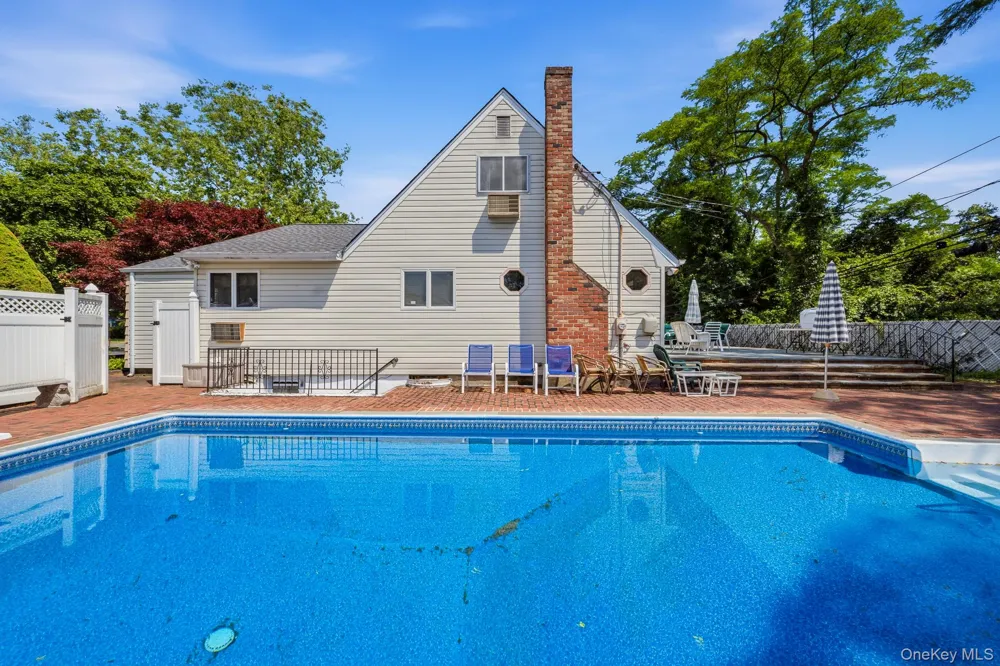 10 Arcadia Drive Dix Hills, NY 11746