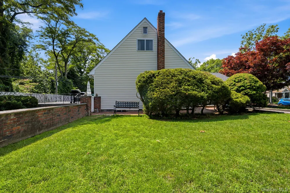 10 Arcadia Drive Dix Hills, NY 11746