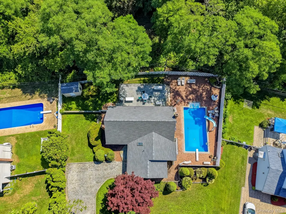 10 Arcadia Drive Dix Hills, NY 11746