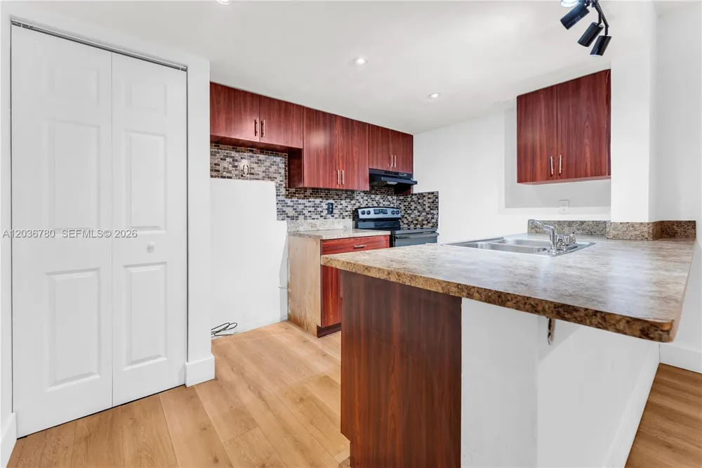 5653 Blueberry CT ## 2 Lauderhill, FL 33313