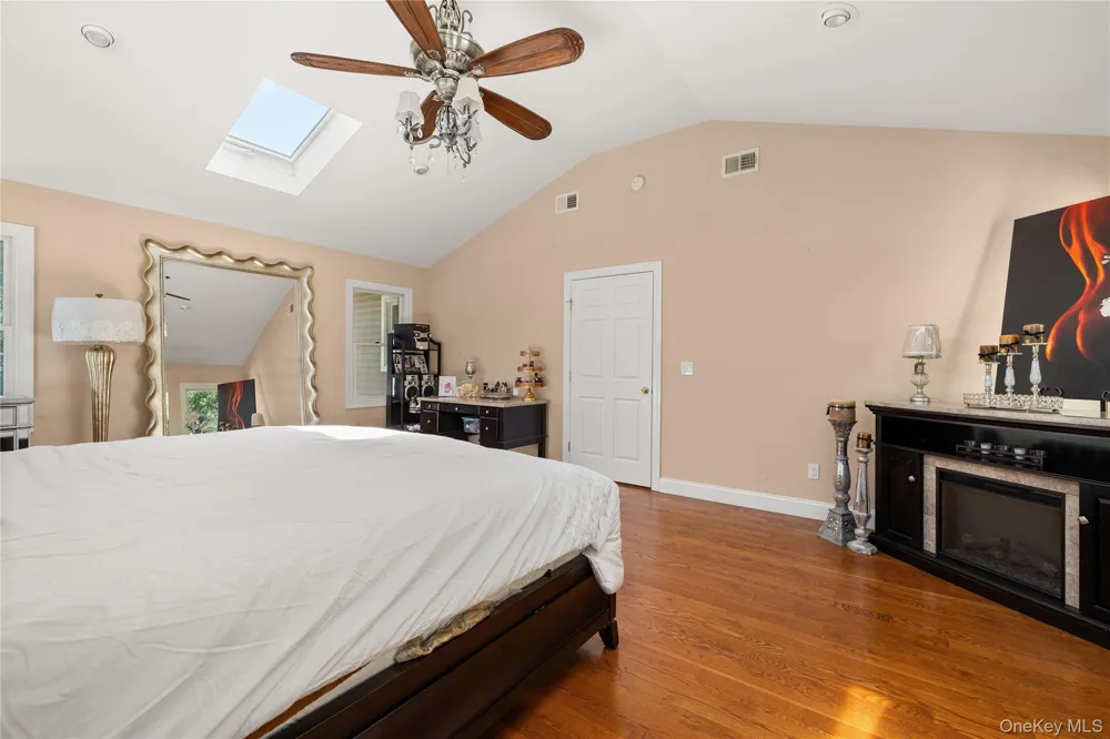 236 Windsor Avenue Brightwaters, NY 11718