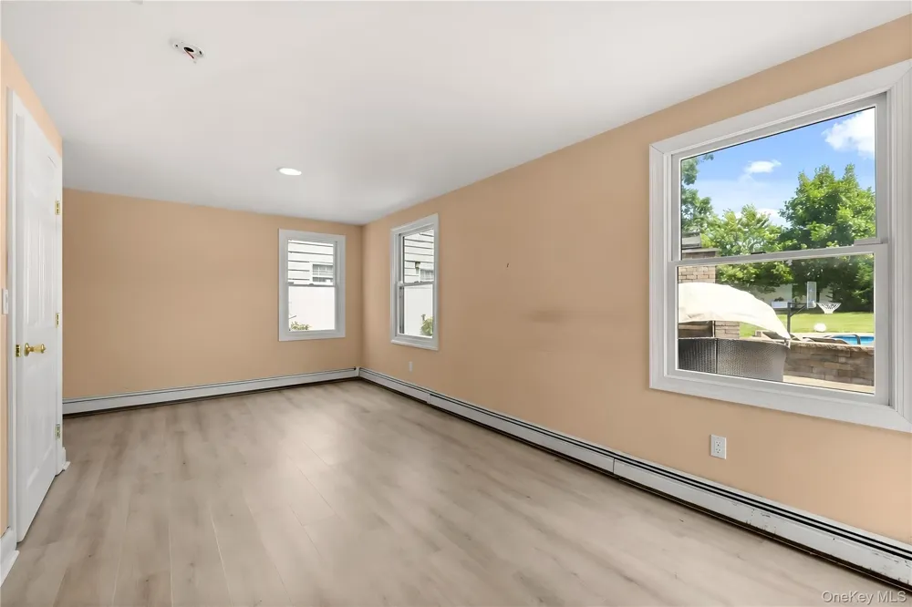 236 Windsor Avenue Brightwaters, NY 11718