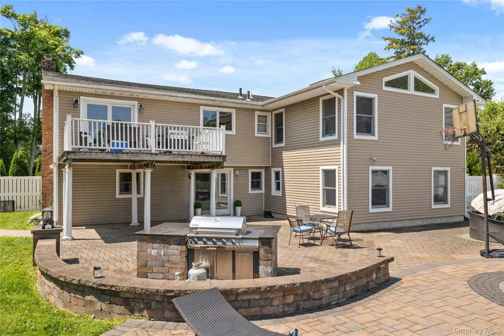 236 Windsor Avenue Brightwaters, NY 11718