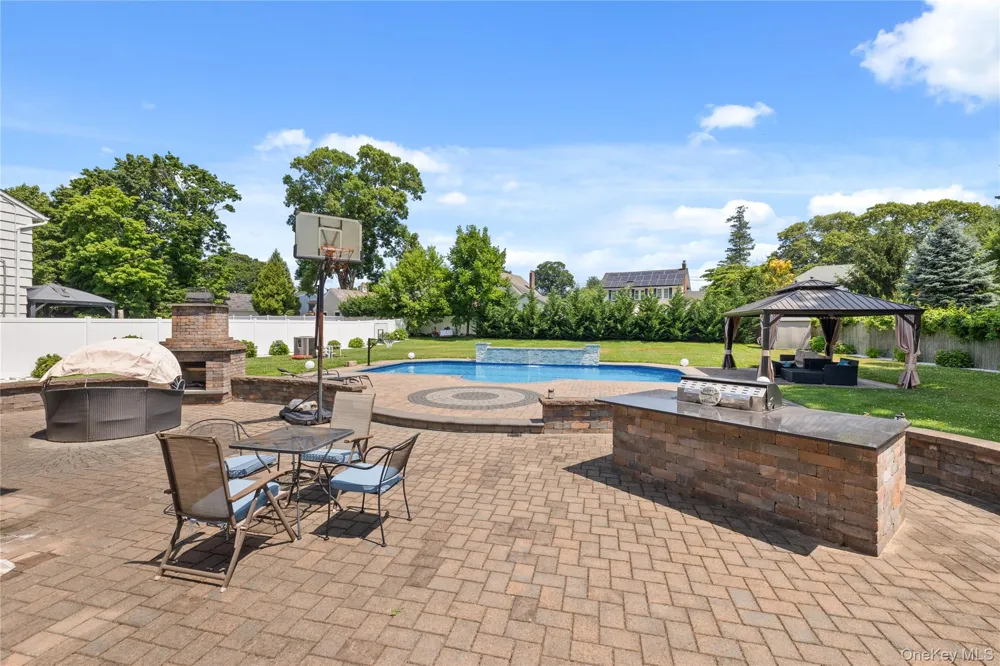 236 Windsor Avenue Brightwaters, NY 11718