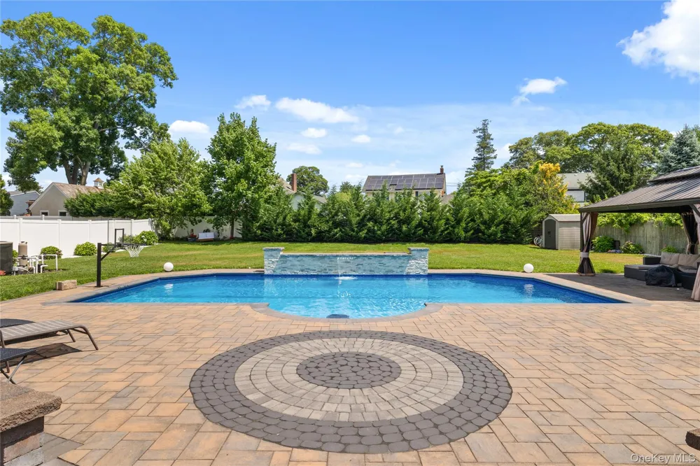 236 Windsor Avenue Brightwaters, NY 11718