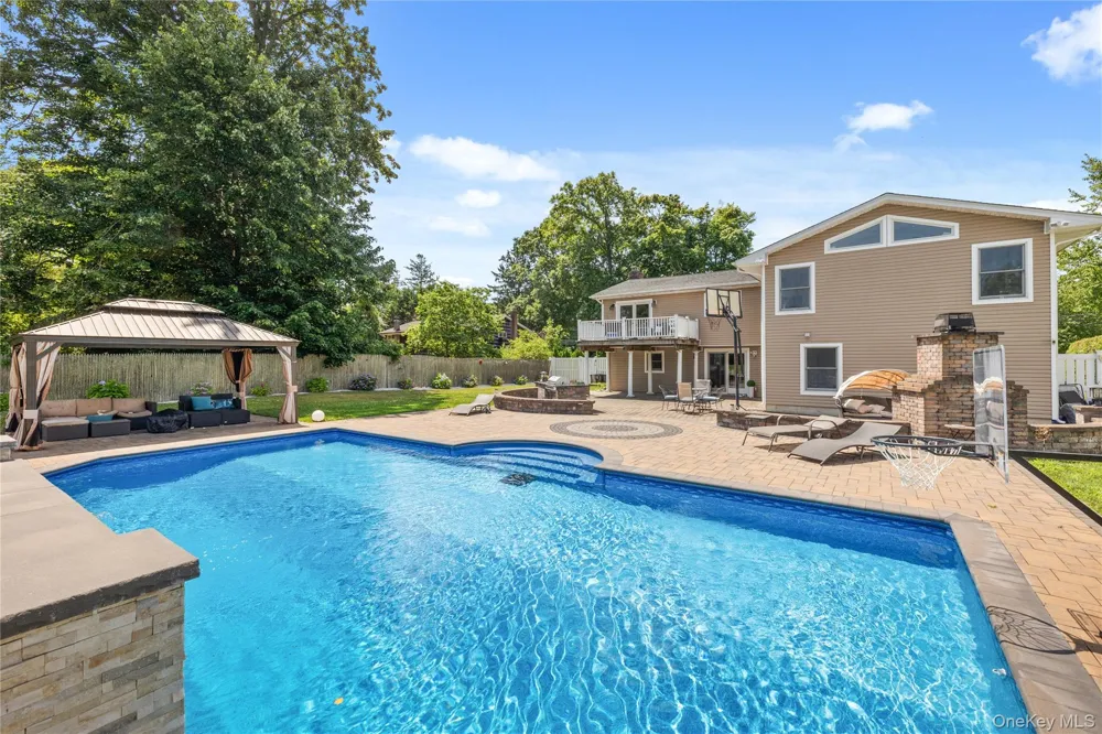 236 Windsor Avenue Brightwaters, NY 11718