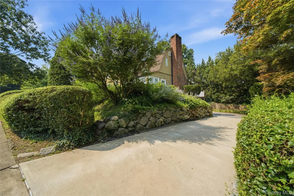 255 Manor Road Douglaston, NY 11363