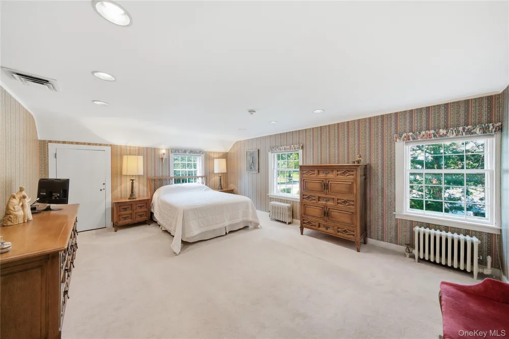 255 Manor Road Douglaston, NY 11363
