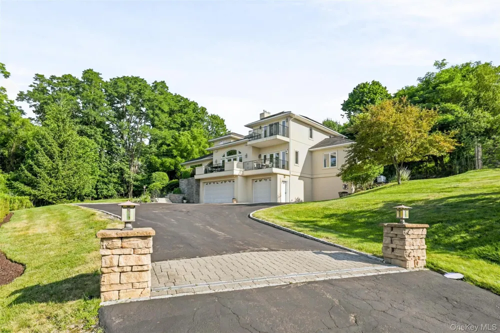 2 Half Moon Ridge Cornwall on Hudson, NY 12520
