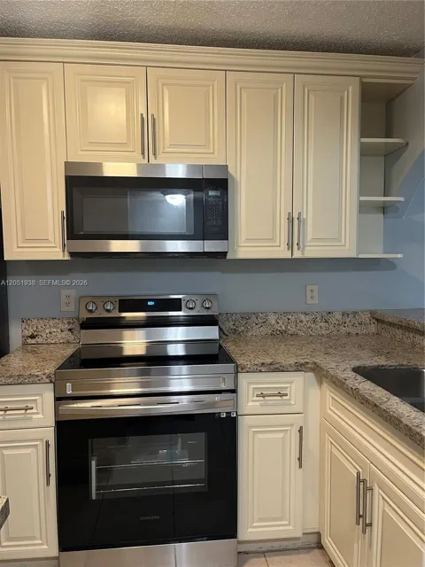 2740 FOREST HILLS BLVD #202