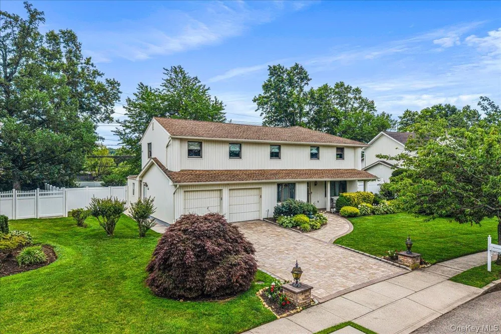 10 Clemson Lane Woodbury, NY 11797