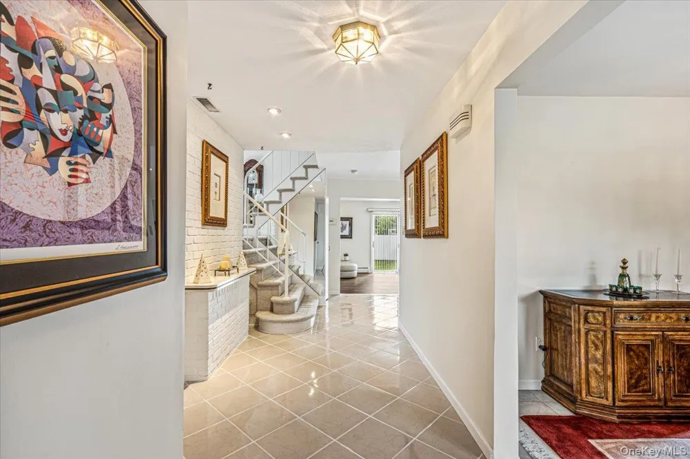 10 Clemson Lane Woodbury, NY 11797