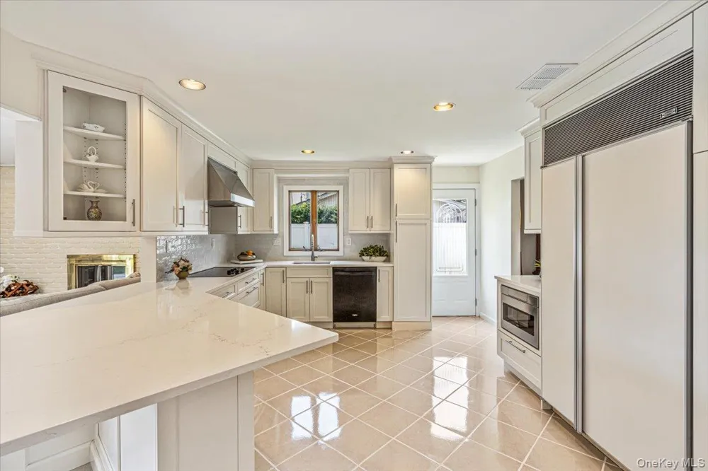 10 Clemson Lane Woodbury, NY 11797
