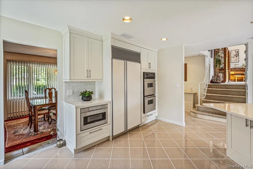 10 Clemson Lane Woodbury, NY 11797