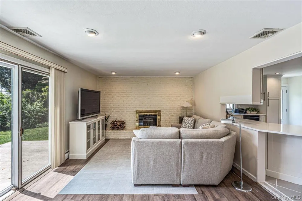 10 Clemson Lane Woodbury, NY 11797